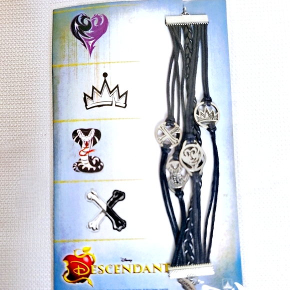 Disney Other - Disney Brand"The Classic Descendants " 2015 Isle Of The Lost charm bracelet.